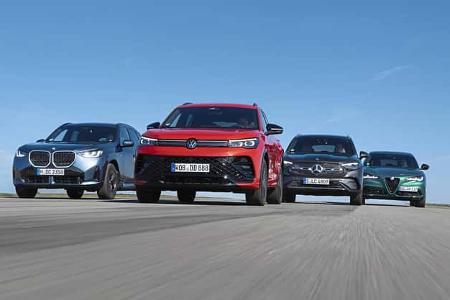 Vier Mittelklasse-SUVs im direkten Vergleich: Mercedes GLC 220d 4Matic, BMW X3 xDrive 20d, Alfa Romeo Stelvio 2.0 Diesel und VW Tiguan 2.0 TDI fahren nebeneinander auf einer Straße.