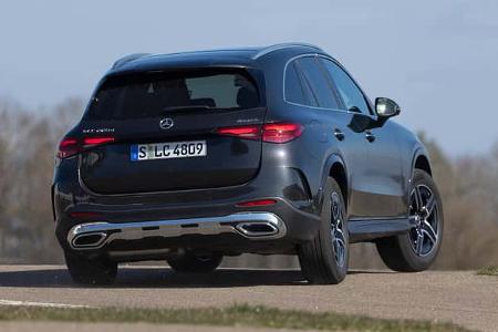 Mercedes GLC 220d 4Matic SUV auf einer Straße, Heckansicht, Modellbezeichnung und Allradantrieb erkennbar.