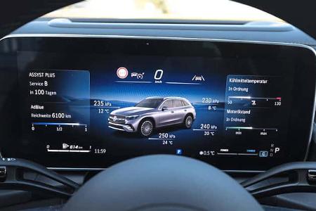 Digitales Cockpit-Display eines Mercedes GLC 220d 4Matic mit Fahrzeugstatusanzeigen und technischen Informationen.