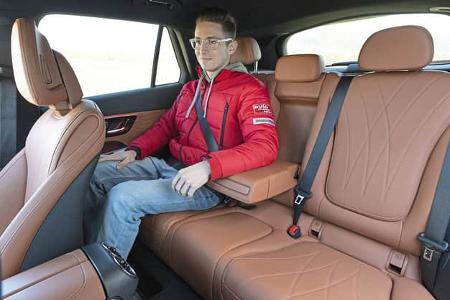 Innenraumaufnahme eines Mercedes GLC 220d 4Matic, Rücksitzbank mit einer Person, braune Lederausstattung.
