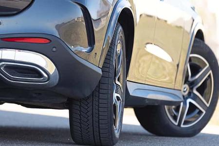 Detailaufnahme des Hecks und der Hinterachse eines Mercedes GLC 220d 4Matic. Sichtbar sind Auspuffblende, Heckstoßfänger und Felge.