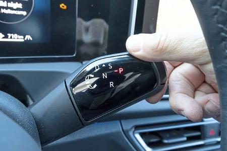 Detailaufnahme des Schalthebels eines VW Tiguan 2.0 TDI im Innenraum, Fokus auf Automatikgetriebe-Bedienung.