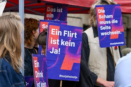 Sexuelle Handlungen sollten nach Vorstellungen von Bundesjustizministerin Hubig nur bei ausdrücklicher Zustimmung als einvernehmlich gelten - nach dem Prinzip 