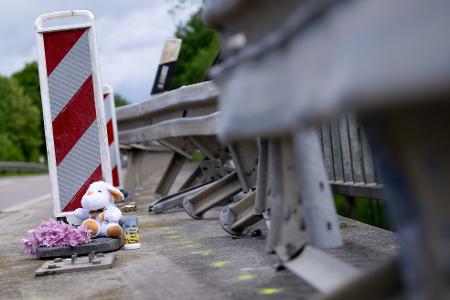 Auch am Unfallort wurden Blumen und Kerzen niedergelegt.