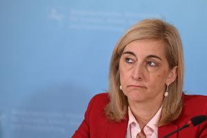 Ministerin Warken hebt das Sparziel für stabile Kassenbeiträge an. 