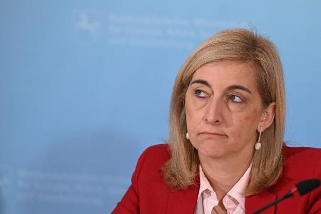 Ministerin Warken hebt das Sparziel für stabile Kassenbeiträge an. 