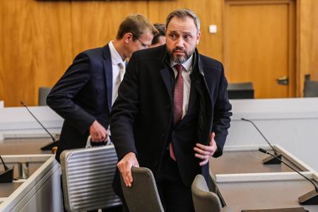 Der Sparkasse Gelsenkirchen, im Gerichtssaal unter anderem vertreten vom Bereichsleiter Vertrieb Matthias Kloh, werfen die Kläger Pflichtverletzungen vor.
