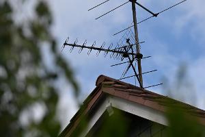 Eine Fernsehantenne auf dem Dach eines Wohnhauses: Diese Übertragungsform kommt aus der Mode.