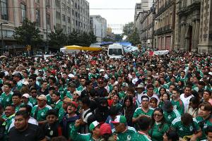 Vor WM-Eröffnung in Mexiko: Tausende Fans drängen in Fanzone