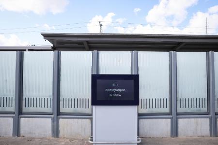Im Bahnhof Büchen zeigt ein Display keine Verbindungen an. (Archivbild.) 