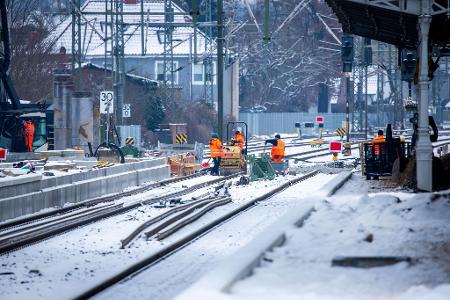 Frost bremste die Arbeiten an der Strecke aus. (Archivbild.)
