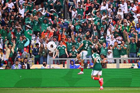 Raúl Jiménez von Mexiko bejubelt sein Tor zum 2:0 beim Eröffnungsspiel zwischen Mexiko und Südafrika im Aztekenstadion in Mexiko-Stadt.