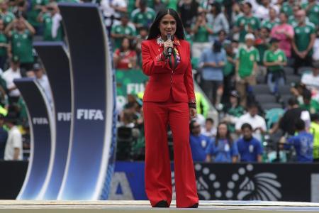 In rotem Anzug: Salma Hayek wird zum Hingucker der WM-Eröffnung