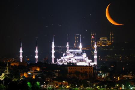 Der Mond ist aufgegangen. In diesem Fall über der Blauen Moschee (vorne) in Istanbul. 