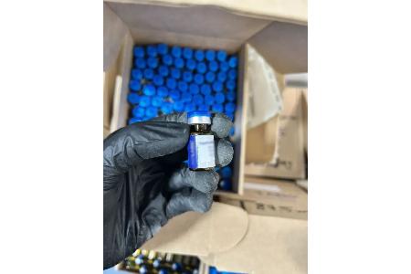 Ein griechischer Polizist zeigt illegal angefertigte Medikamente.