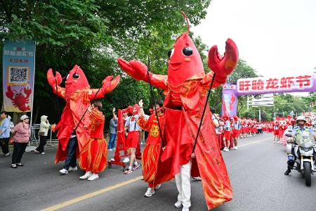 Ein Hoch auf den Flusskrebs. In der chinesischen Stadt Xuyi, wo die Tiere millionenfach gezüchtet werden, wird das Krustentier gefeiert. 