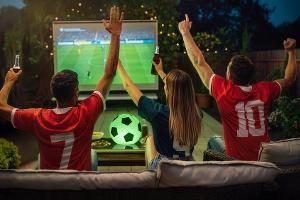 Diese Technik-Gadgets machen den WM-Abend smarter