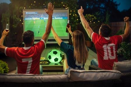 Diese Technik-Gadgets machen den WM-Abend smarter