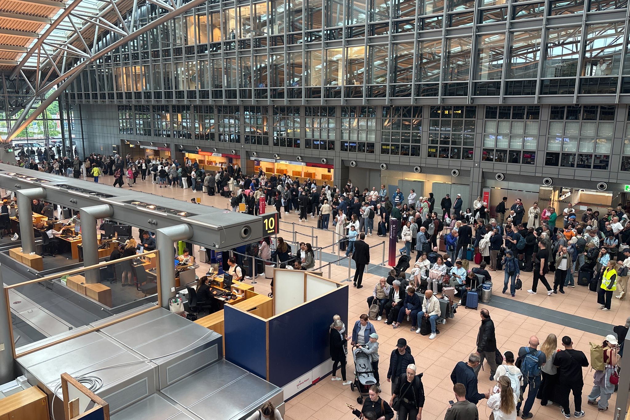 Sicherheitsbereich am Hamburger Flughafen stundenlang zu
