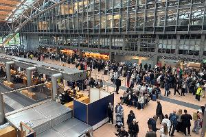 Zahlreiche Menschen stehen im Terminal des Hamburger Flughafens.