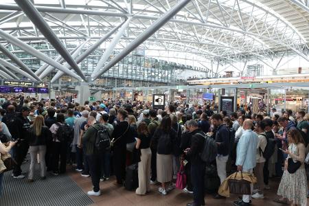 Viel Geduld brauchten die Fluggäste, die am Freitag von Hamburg aus in andere Städte und Länder fliegen wollten.