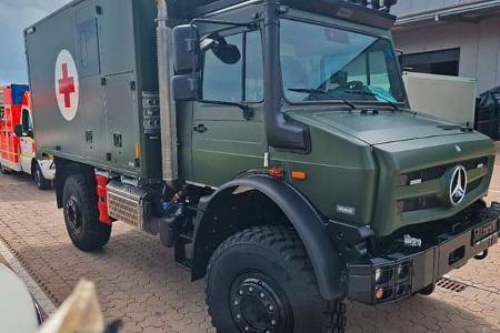 Unimog U 5023 als geländegängige Vier-Tragen-Ambulanz von WAS