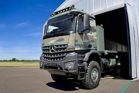 Mercedes Arocs 2736A 6x6 mit HIAB-Wechselladersystem für flexible militärische Logistikaufgaben