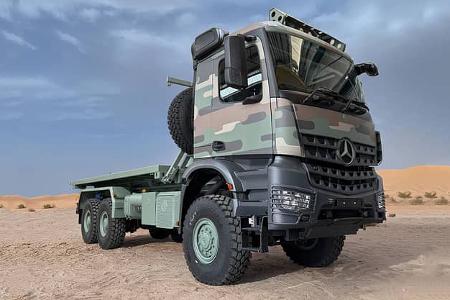 Mercedes Arocs 2736A 6x6 mit HIAB-Wechselladersystem für flexible militärische Logistikaufgaben