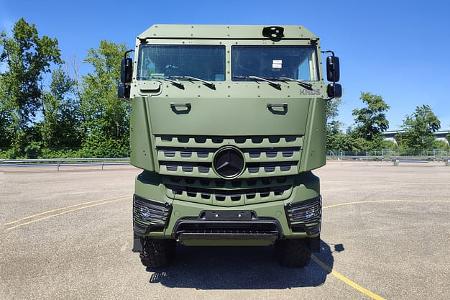  Mercedes Arocs 4463AK 8x8/4 mit geschützter KNDS-Kabine für militärische Schwerlasttransporte