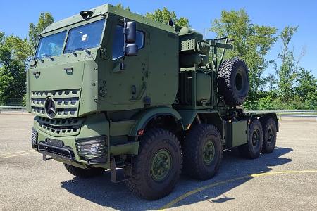  Mercedes Arocs 4463AK 8x8/4 mit geschützter KNDS-Kabine für militärische Schwerlasttransporte