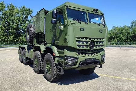  Mercedes Arocs 4463AK 8x8/4 mit geschützter KNDS-Kabine für militärische Schwerlasttransporte