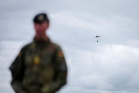 Generalleutnant Christian Freuding vor Drohne am Himmel 