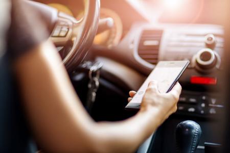 ADAC: Eine Milliarde Handyverstöße im Auto pro Jahr in Deutschland