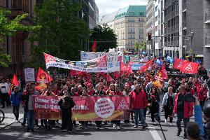 Nach Angaben der IG Metall beteiligten sich in Berlin rund 1.700 Beschäftigte aus mehr als 40 Betrieben.