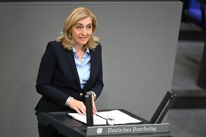 Ministerin Warken wirbt, stabile Beiträge seien kein Selbstzweck. 
