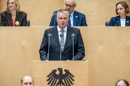 Ministerpräsident Schnieder warnte vor einer Gefährdung von Versorgungsstrukturen.