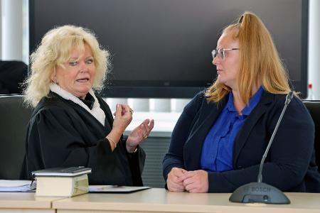 Fabians Mutter (r-l) nimmt mir ihrer Anwältin als Nebenklägerin an dem Prozess teil. 
