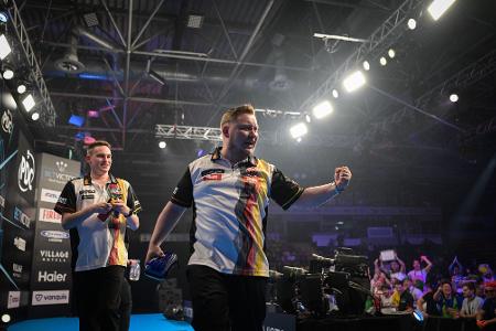 Martin Schindler (r) und Ricardo Pietreczko vom Team Deutschland bei der Darts Team-WM in Frankfurt.