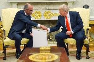 Trump hat schon mehrere Geschenke von Merz bekommen.