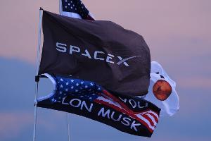 Elon Musk verlässt sich darauf, dass Anleger im Glauben an künftige Erfolge von SpaceX investieren. (Archivbild)
