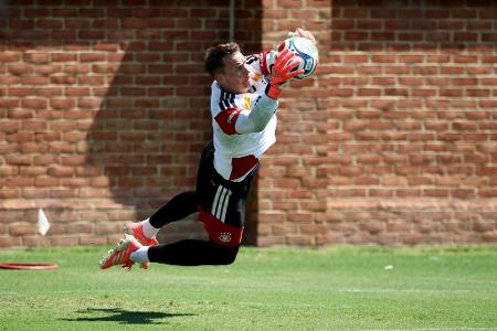 Fußball: Nationalmannschaft, Deutschland, Training, vor dem ersten WM-Spiel gegen Curaçao, Manuel Neuer (Deutschland) hält im Training einen Ball.