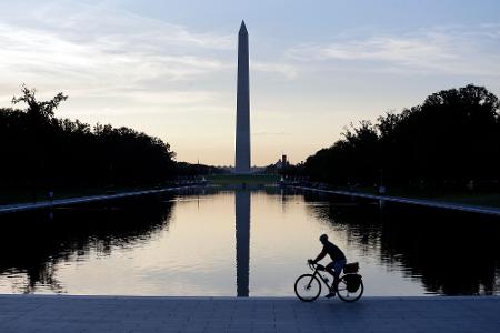 Die Spiegelung des Washington Monument im Morgenlicht des frisch renovierten Reflecting Pool ist zu sehen.