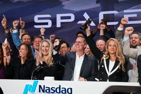 SpaceX-Chefin Gwynne Shotwell (r) feiert gemeinsam mit Mitarbeitern beim Börsengang von SpaceX an der Nasdaq in New York.