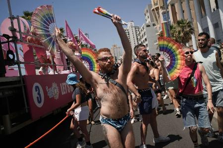 Regenbogenfarben in Zeiten des Krieges: Teilnehmer feiern bei der Pride-Parade in Tel Aviv. 