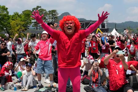 Die südkoreanische Mannschaft gewinnt ihr erstes WM-Spiel. Die Fans feiern in der Heimat. 
