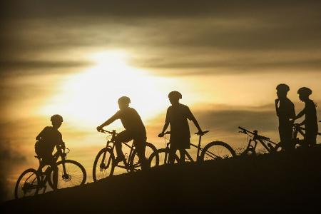 I want to ride my bicycle. Radfahrer machen eine Pause im Licht der Abendsonne auf den Philippinen. 