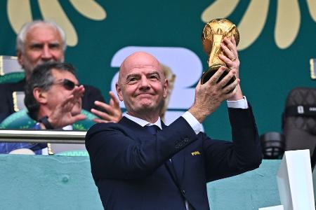 Fifa-Präsident Gianni Infantino präsentiert den WM-Pokal beim Eröffnungsspiel zwischen Mexiko und Südafrika im Aztekenstadion in Mexiko-Stadt.