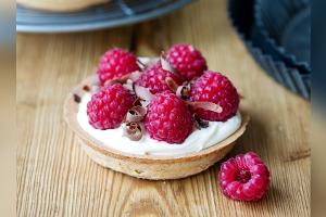 Himbeer-Tartelettes mit Schokoraspeln