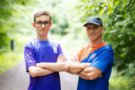 Fynn Thome (18, l.) und sein Vater Martin Thome trainieren gemeinsam in einem Wald bei Lebach für die Special Olympics Nationalen Spiele Saarland 2026.