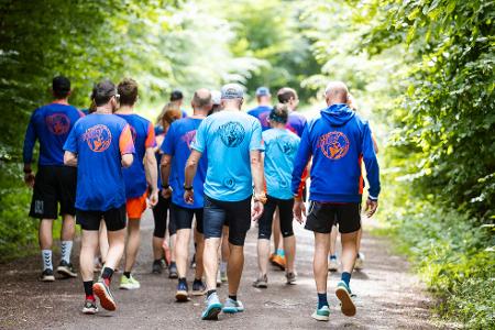 Gemeinsam statt allein: Fynn Thome trainiert mit Läuferinnen und Läufern der LTF Theeltal für die Wettbewerbe der Special Olympics.